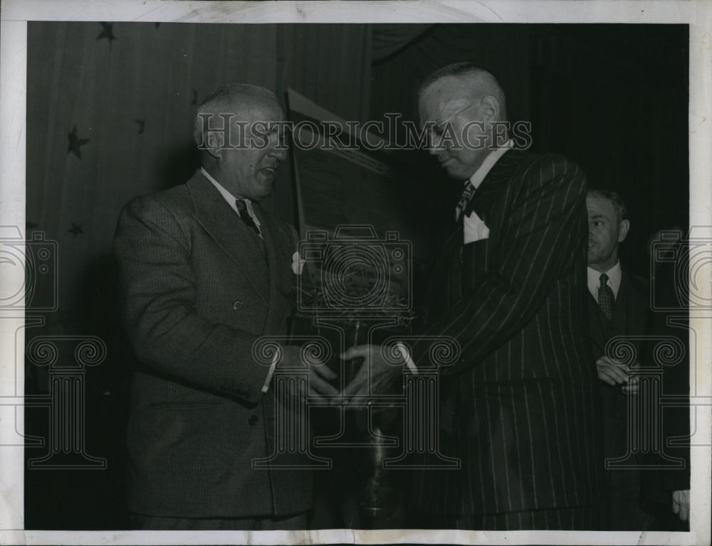 1944 Press Photo Columnist Arthur Baer awarded Short story writer Damon Runyan - Historic Images