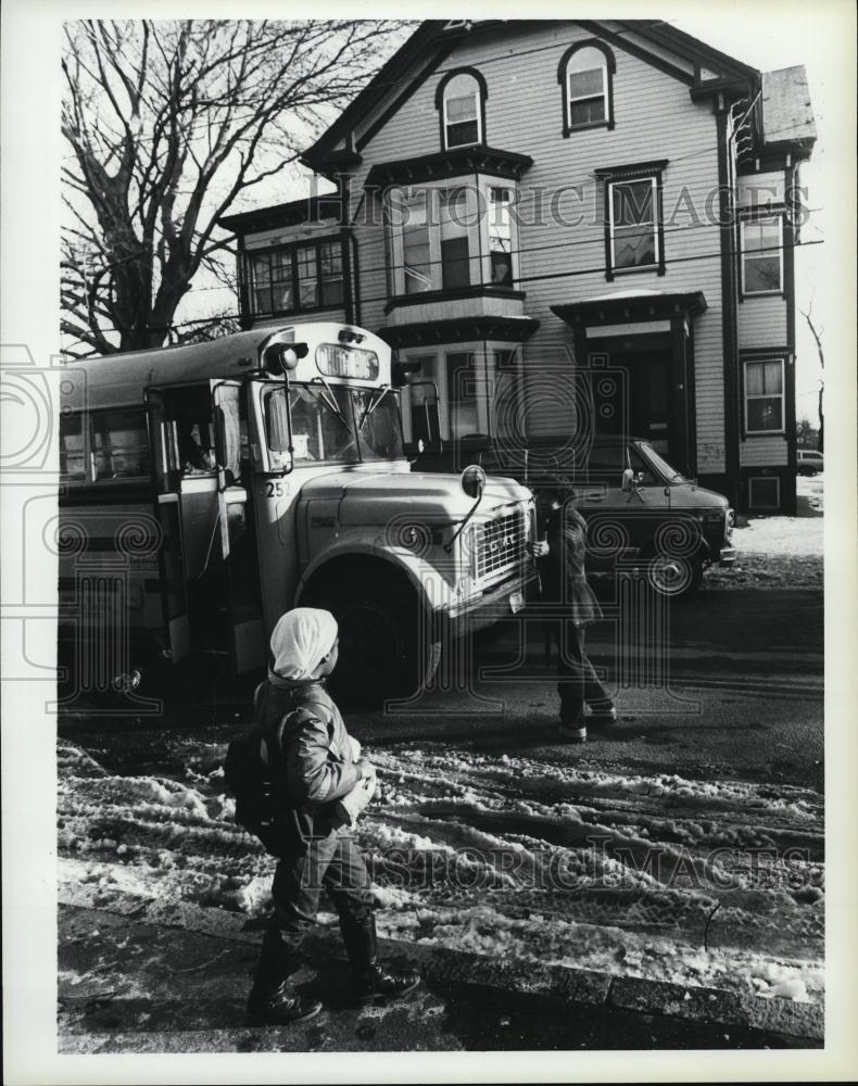 1985 Press Photo House Where Bobby Smith Was Held Captive Children School Bus - Historic Images