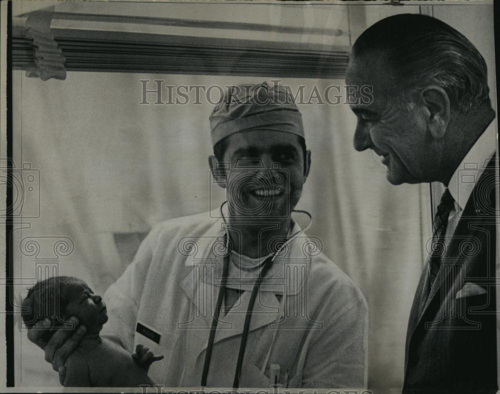 1968 Press Photo President Johnson Views Infant Granddaughter - RSL08285 - Historic Images