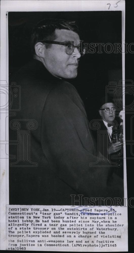 1963 Press Photo Fred Sapero Tear Gas Bandit captured in Hotel Lobby in NY - Historic Images