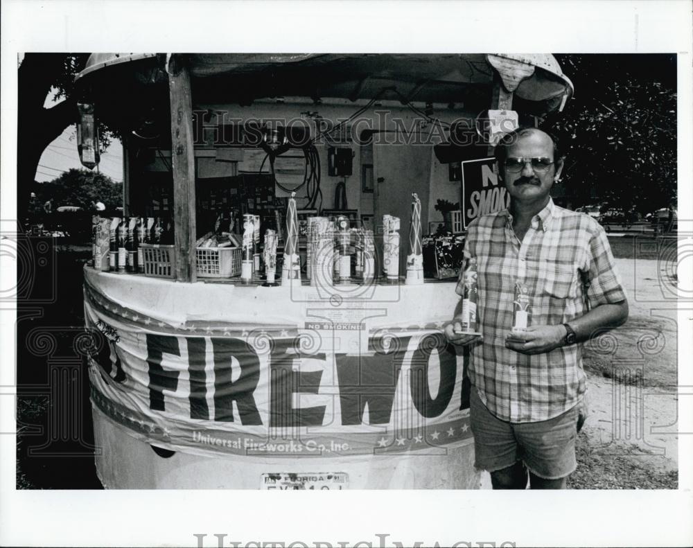 1990 Press Photo Charlie Todd &amp; fireworks in Largo, Florida - RSL68901 - Historic Images