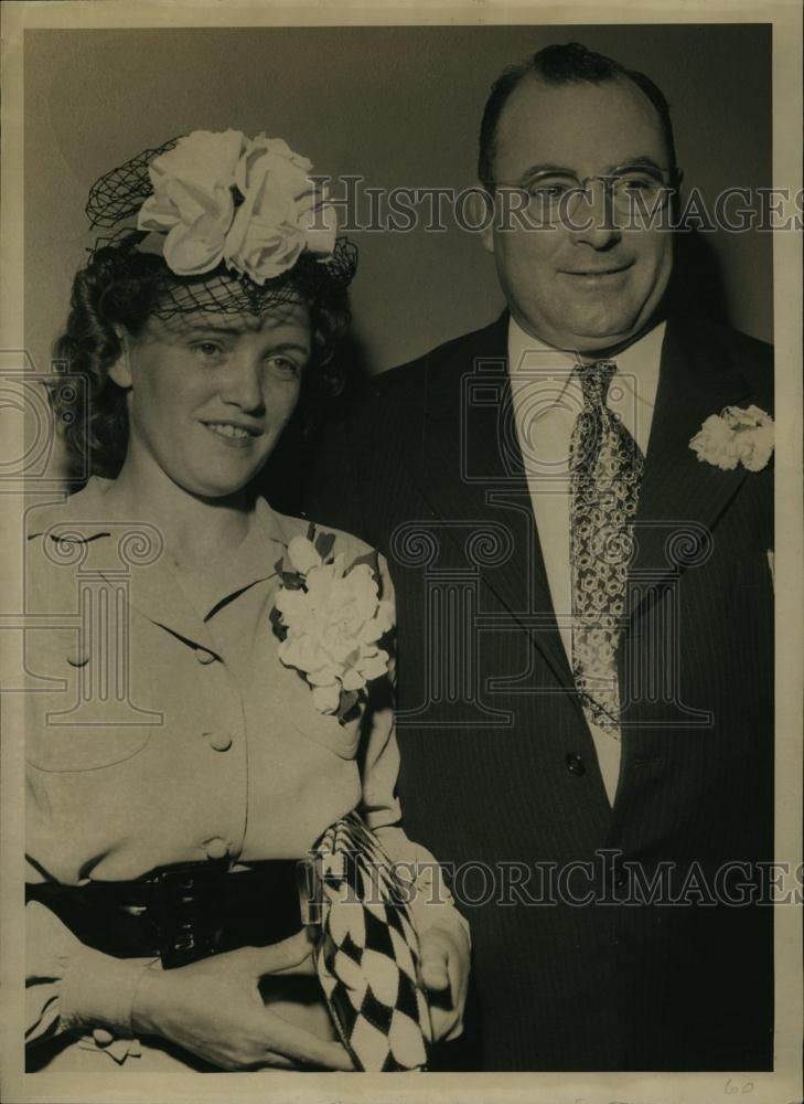 1945 Press Photo Mary Louis Colbert &amp; Charles Robertson are Married - RSL92531 - Historic Images