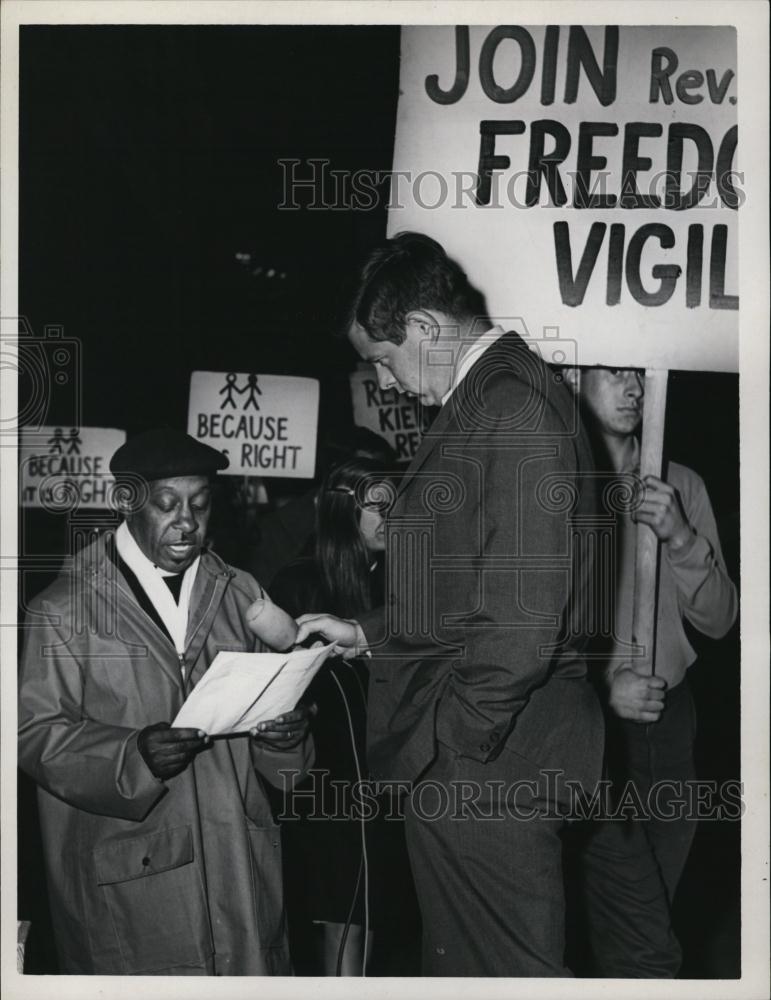 1965 Press Photo Reverend Carter Speaks With Newsmen - RSL42999 - Historic Images