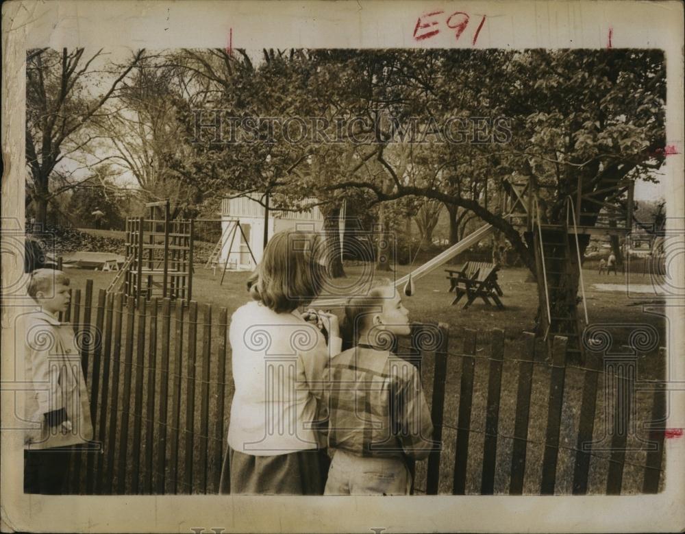 Press Photo Caroline Kennedy &amp; brother John at White House playground - Historic Images