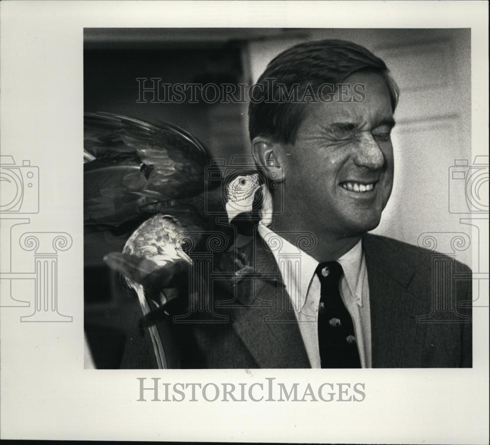 1992 Press Photo Governor William Weld With Bald Eagle At Tropical Rainforest - Historic Images