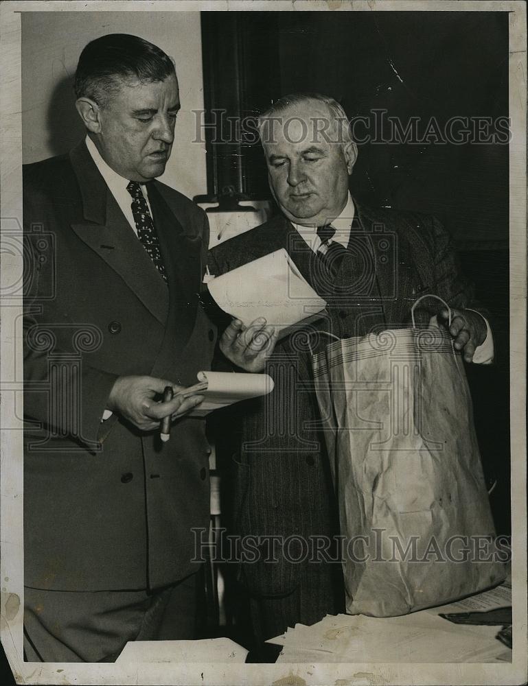 1954 Press Photo Brookline Police Inspector John Dwyer, Capt Joseph Mahoney - Historic Images