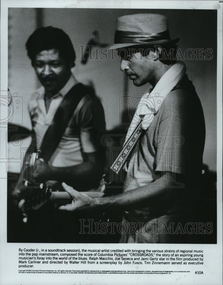 1985 Press Photo Musician Ry Cooder, composer for score of film &quot;Crossroads&quot; - Historic Images