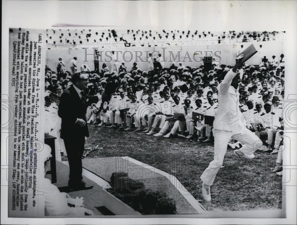 1975 Press Photo VP Nelson Rockerfeller &amp; graduating midshipmen at Naval Academy - Historic Images