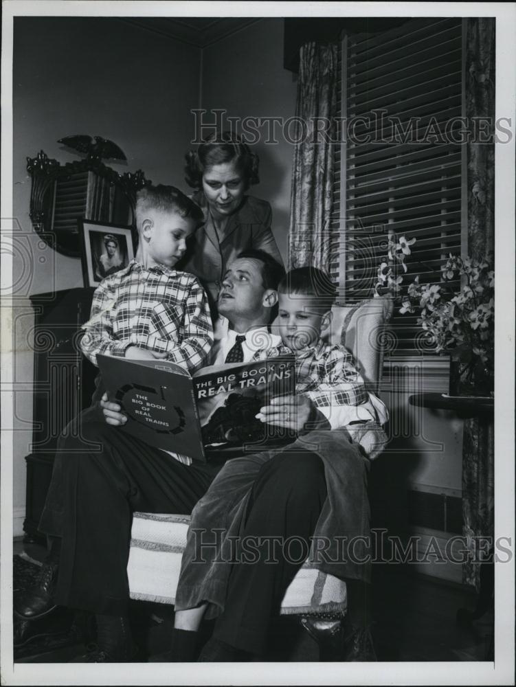 Press Photo Sen George Smathers Reads To His Family - RSL40997 - Historic Images