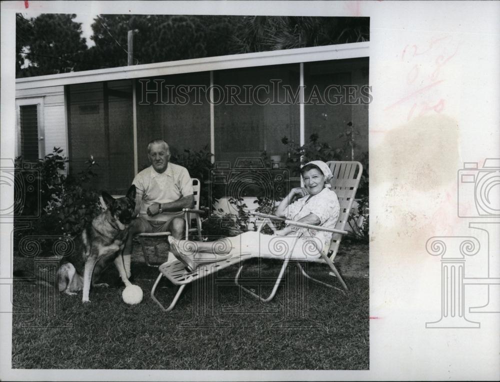 1971 Press Photo Mr &amp; Mrs Frank Trado &amp; Dog Sheba Live In New Port Richey - Historic Images