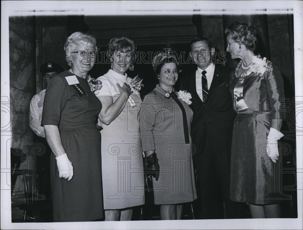 1967 Press Photo Mrs Dorothy Elston, Sen Mary Brooks, Mrs J Volpe - Historic Images