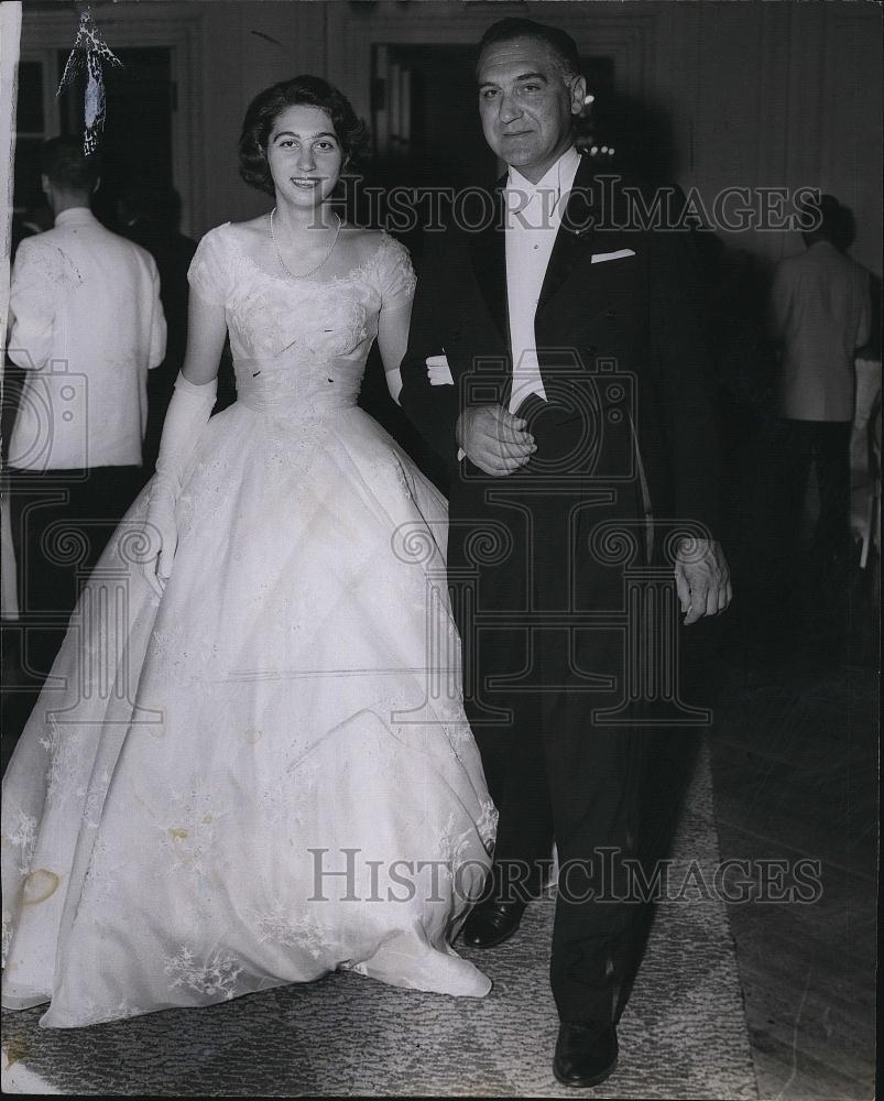 1959 Press Photo Debutant Pamela Maria Albre Tosi w/ his father Byron - Historic Images