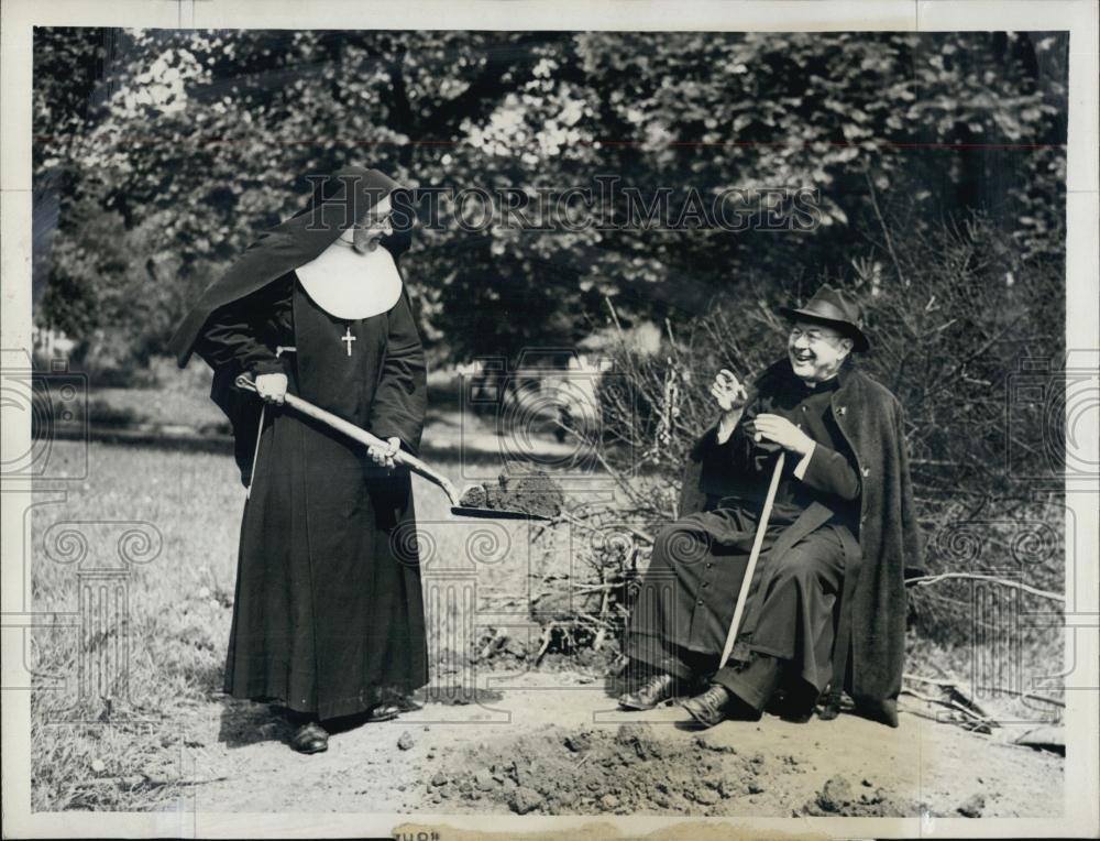 1945 Press Photo Reverend John Linden &amp; Sister Mary Leocadia - RSL00271 - Historic Images