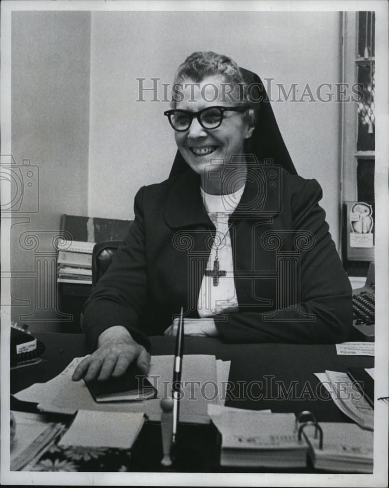 1976 Press Photo Sister Rose Paula at her desk in West Roxbury District Court - Historic Images