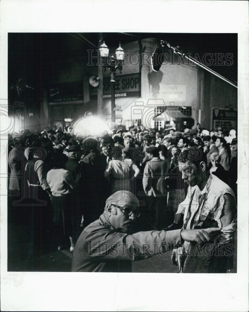 1974 Press Photo Director John Schlesinger And Actor Donald Sutherland - Historic Images