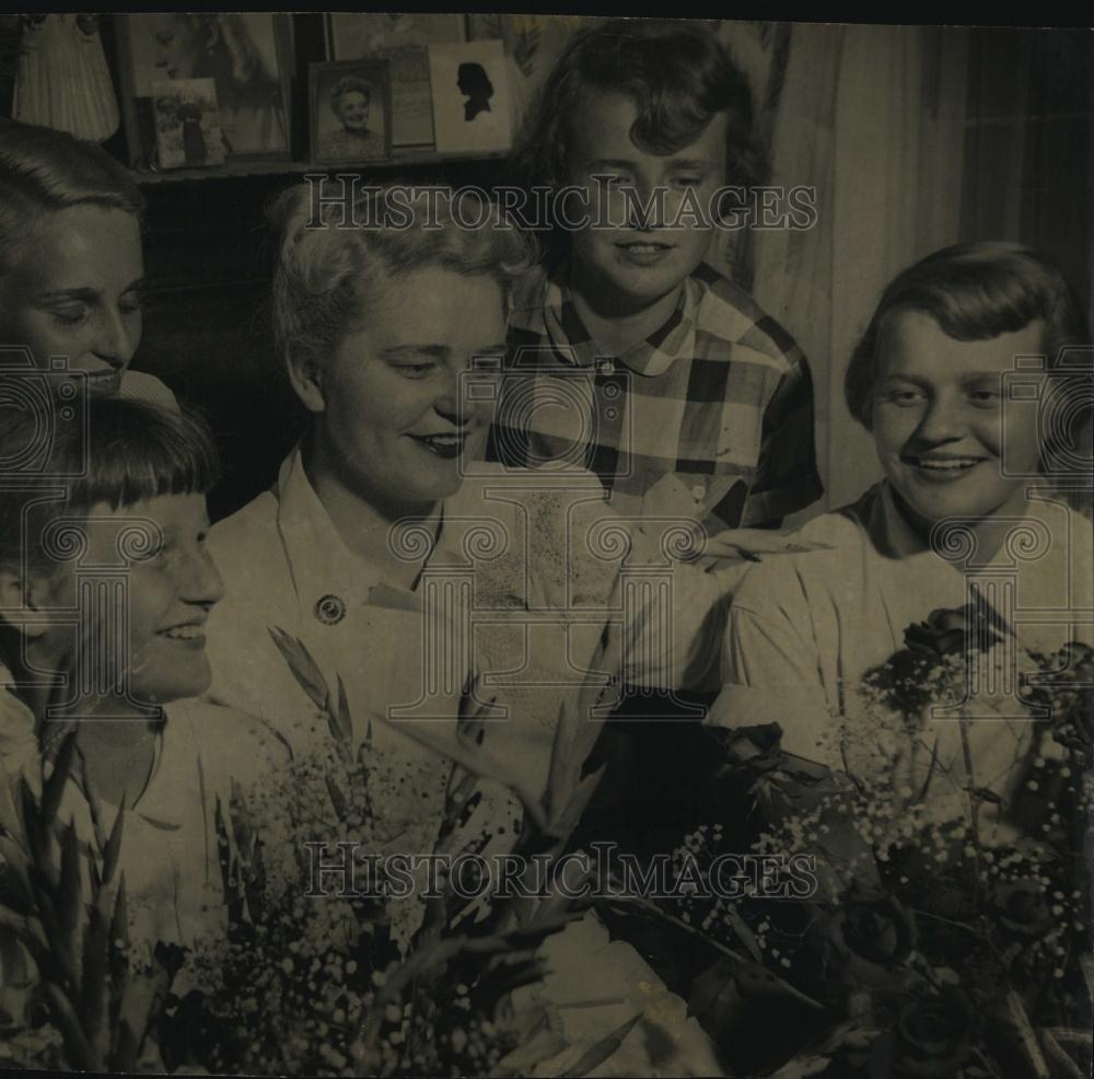 1951 Press Photo Margaret Morrissey, Graduate Nurse Surrounded By Sisters - Historic Images