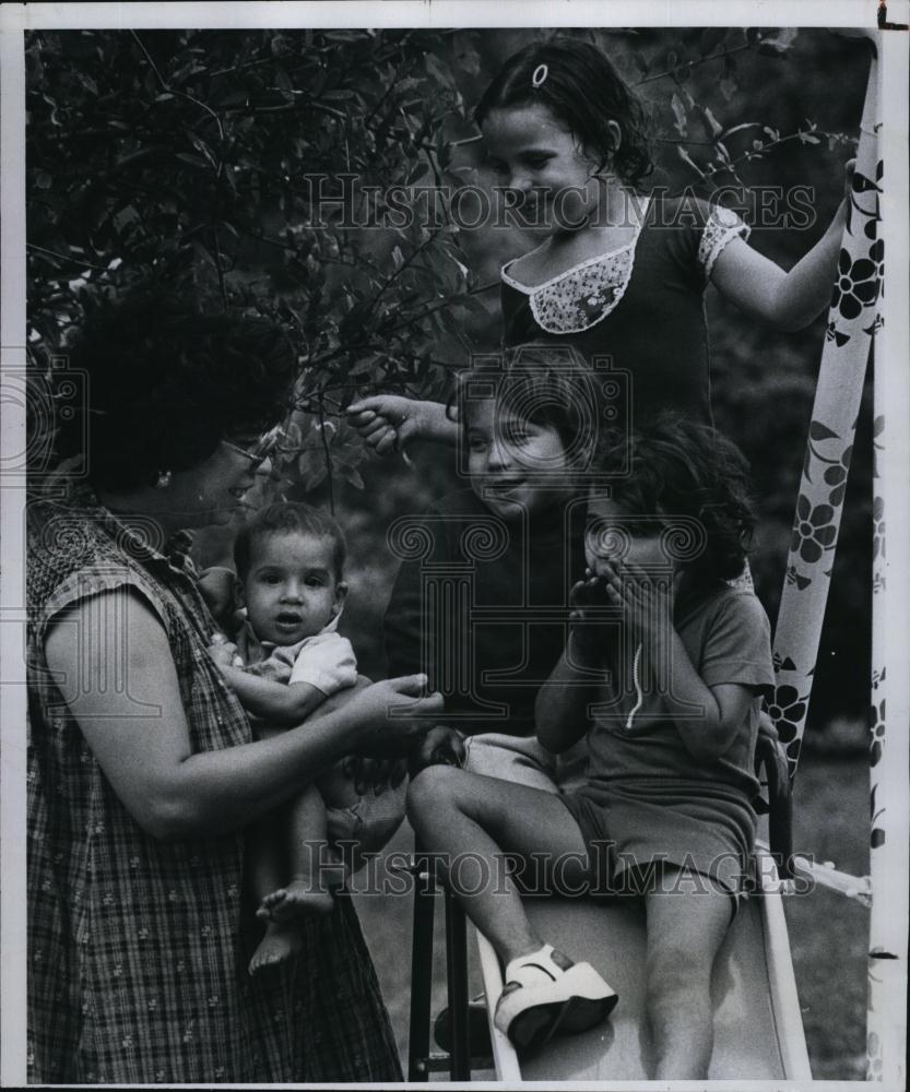 1979 Press Photo Peggy Jacobson &amp; her 4 children in Florida - RSL93153 - Historic Images