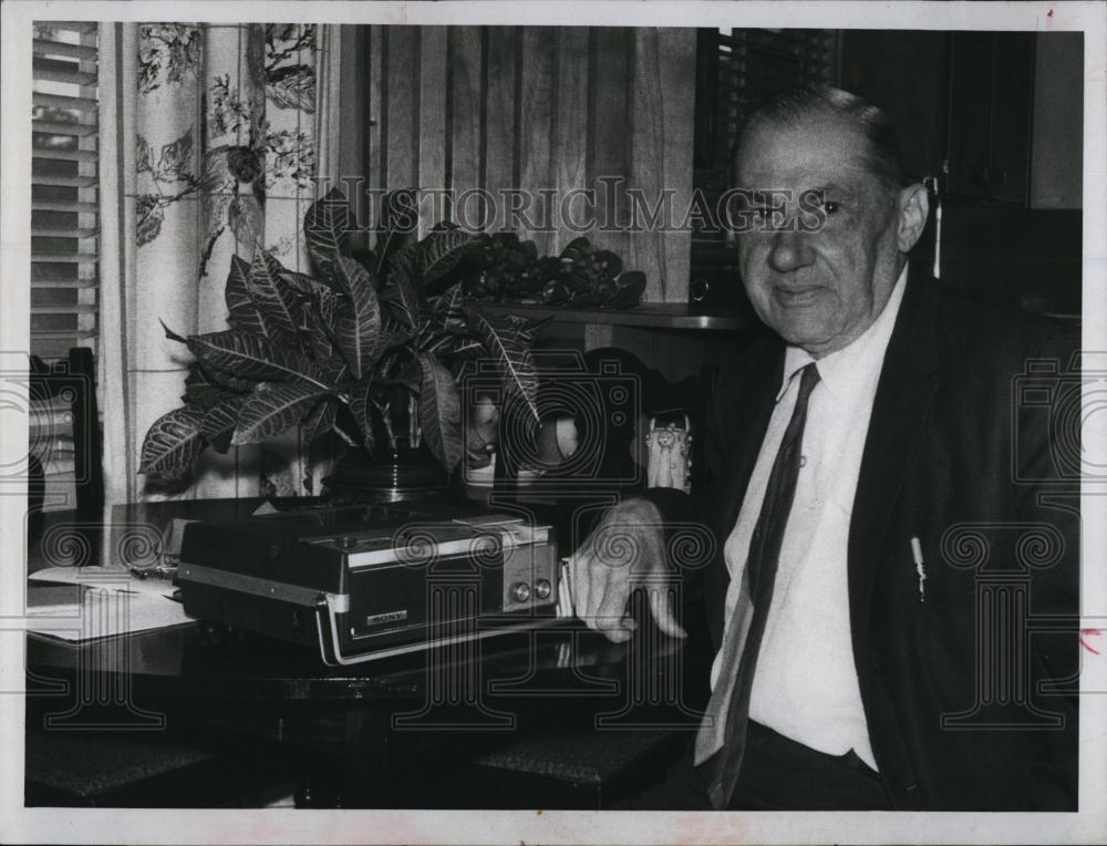 1968 Press Photo Peter Van Maurich and a piece of tech equipment - RSL96425 - Historic Images