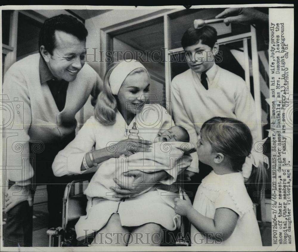 1968 Press Photo Singer Vic Damone and wife Judy daughter Daniella Perry - Historic Images