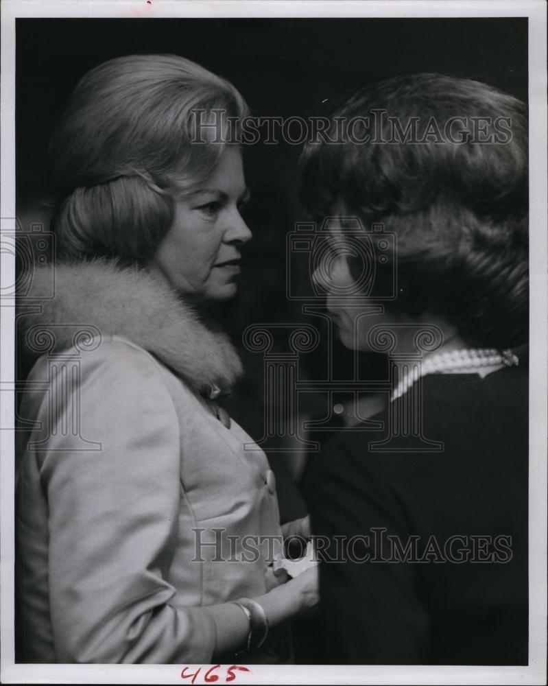 1963 Press Photo Mrs Jack Powell chats with a guest at the Bishop party - Historic Images