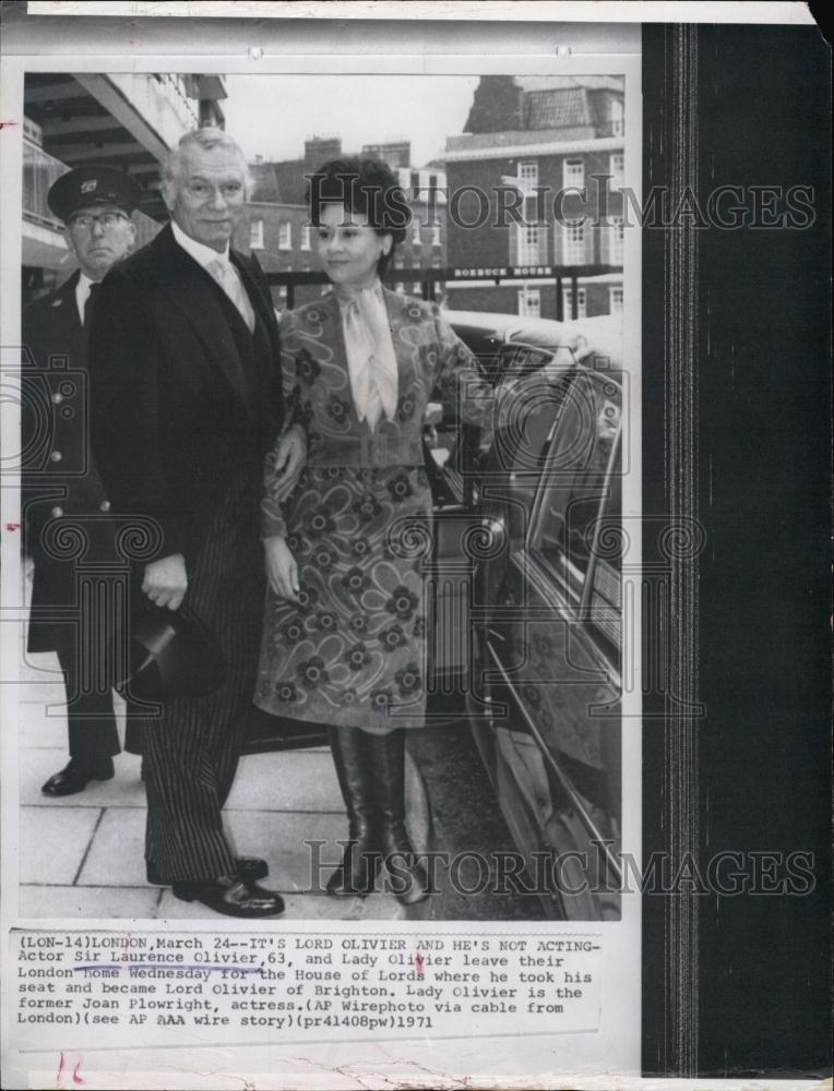 1971 Press Photo Actor SIr Laurence Olivier and his wife in London - RSL59955 - Historic Images