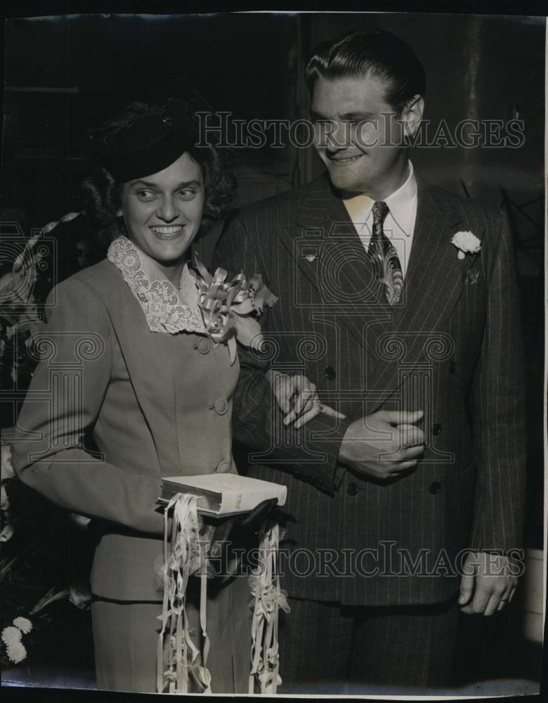 1946 Press Photo Dorthea Martha Dobelstein Weds Cloyd Eldon Toney - RSL91699 - Historic Images