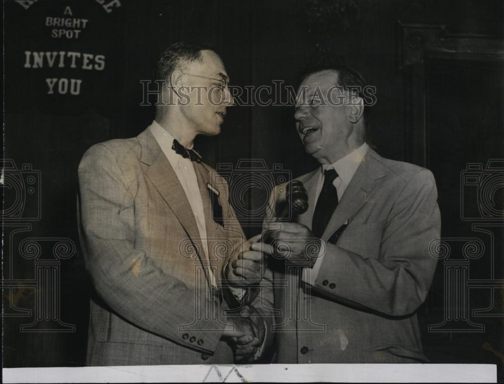 1954 Press Photo Wilfred Connell pres of Engravers Union in Boston &amp;E Volz - Historic Images