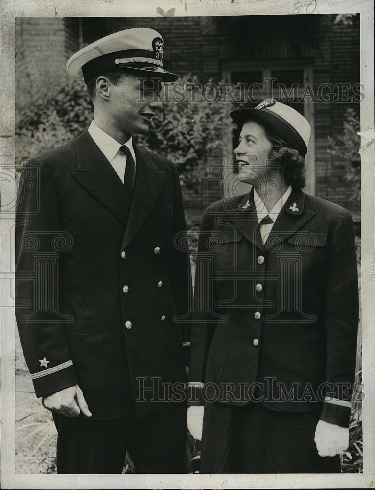 1943 Press Photo Ensign SSeth Chase and Ensign Frances Bradley wedding - Historic Images