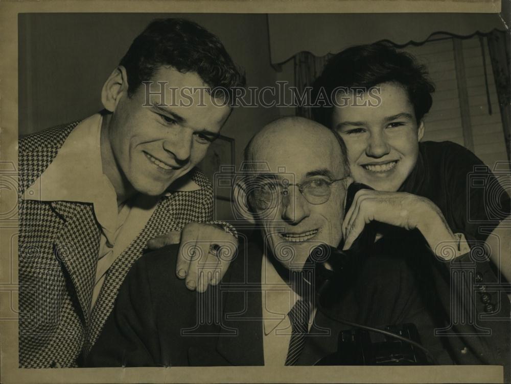 1953 Press Photo Michael J Ward and his family - RSL07659 - Historic Images