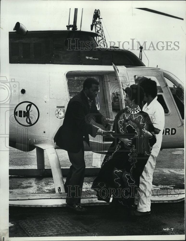 1973 Press Photo Esther Anderson, Sidney Poitier on the set of &quot;A Warm December&quot; - Historic Images