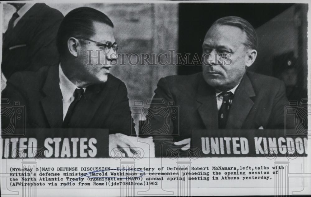 1962 Press Photo US Secretary Of Defense Robert McNamara With Harold Watkinson - Historic Images