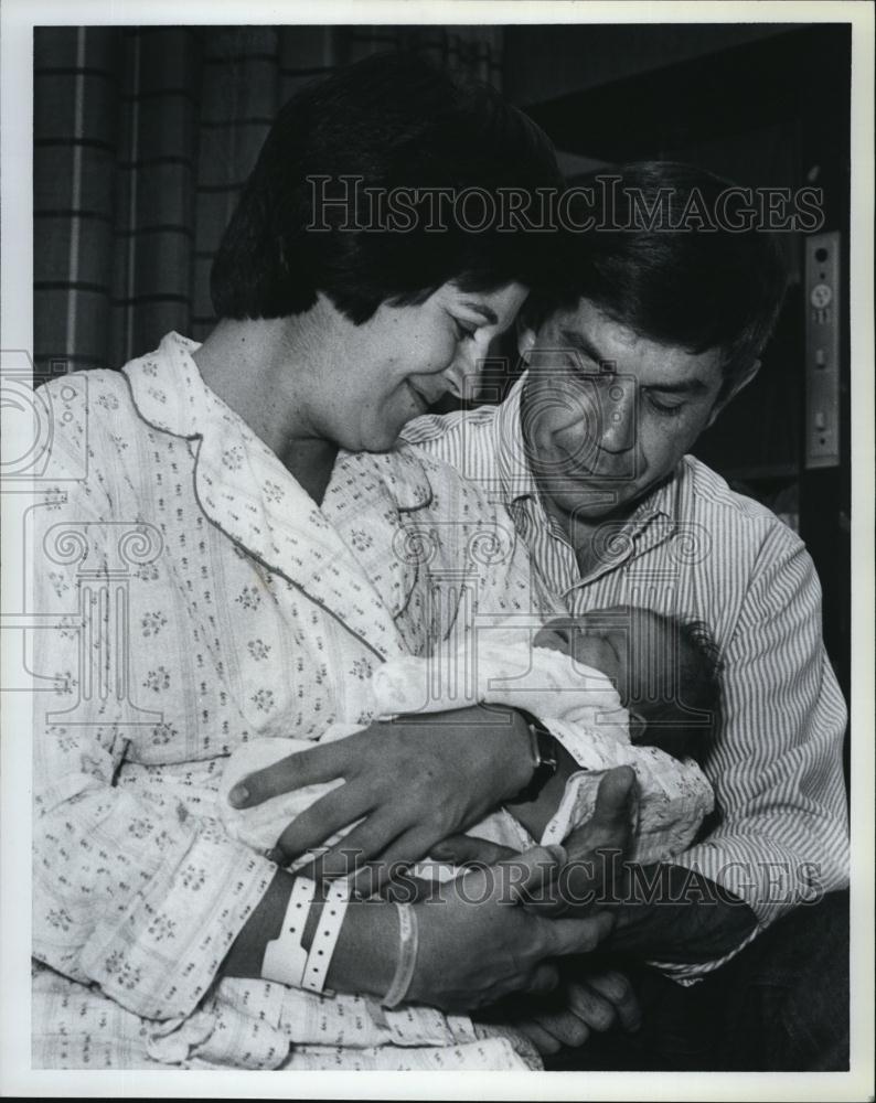 1984 Press Photo Margaret and Stephen Broderick with theyr test tube baby - Historic Images