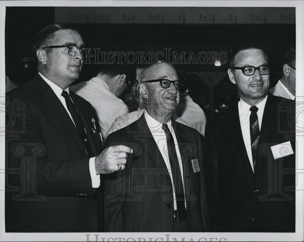 1967 Press Photo Seymour Rothchild Frank Graham Robert Waterman At Stock Exchang - Historic Images