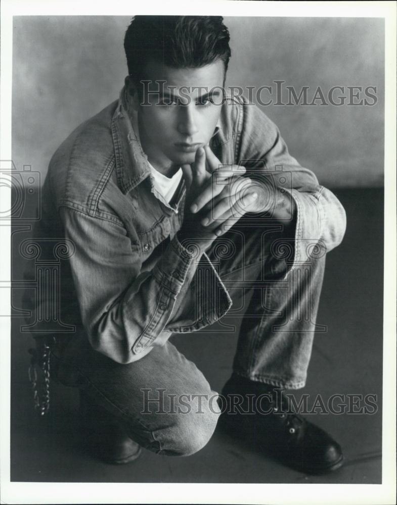Press Photo Actor/musician Jamie Walters on &quot;The Heights&quot; - RSL01261 - Historic Images