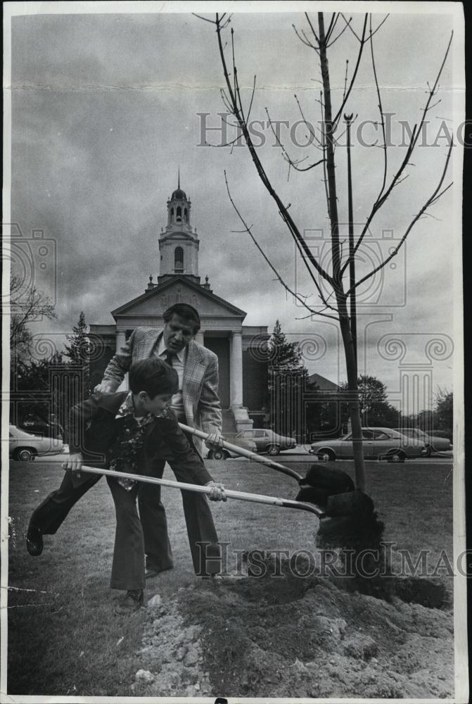 Press Photo Stephen Lanciloti and Mayor Theodore Mann planting a tree - Historic Images