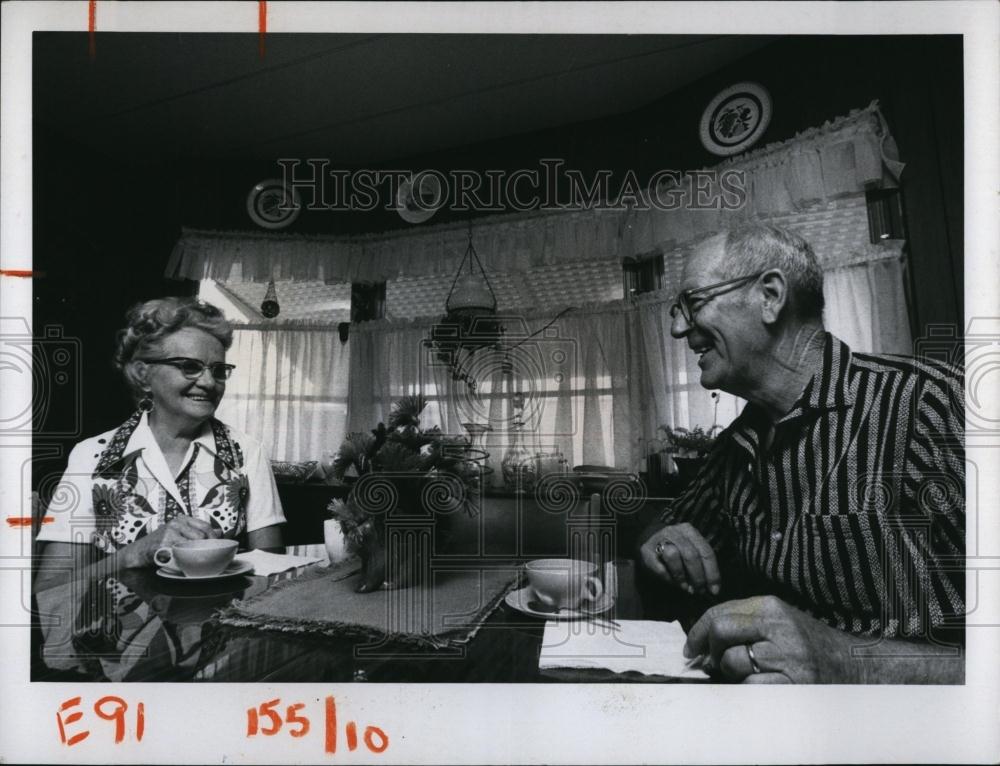 1973 Press Photo Mr and Mrs Curtis Tinker enjoying their new mobile home - Historic Images