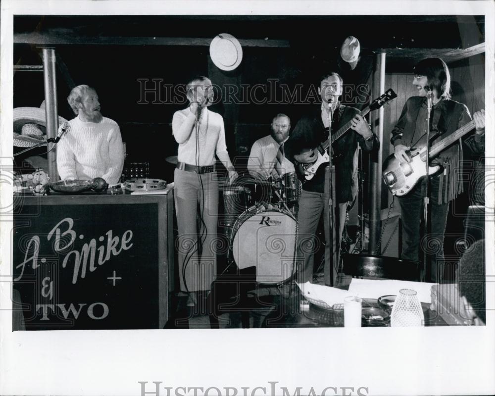 1971 Press Photo Down Under music group in St Pete Fla - RSL68617 - Historic Images