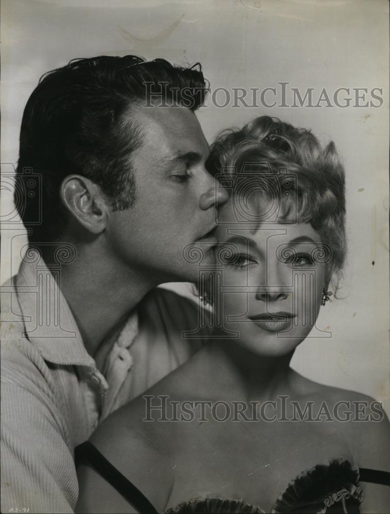 1960 Press Photo Dolores Michaels and Don Murray in "One Foot in Hell" - Historic Images