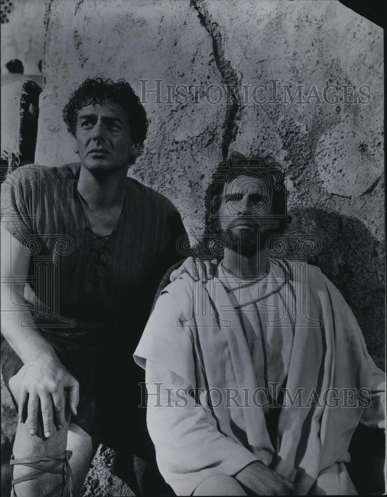 1953 Press Photo Victor Mature, Michael Rennie stars in "The Robe" - RSL88861 - Historic Images