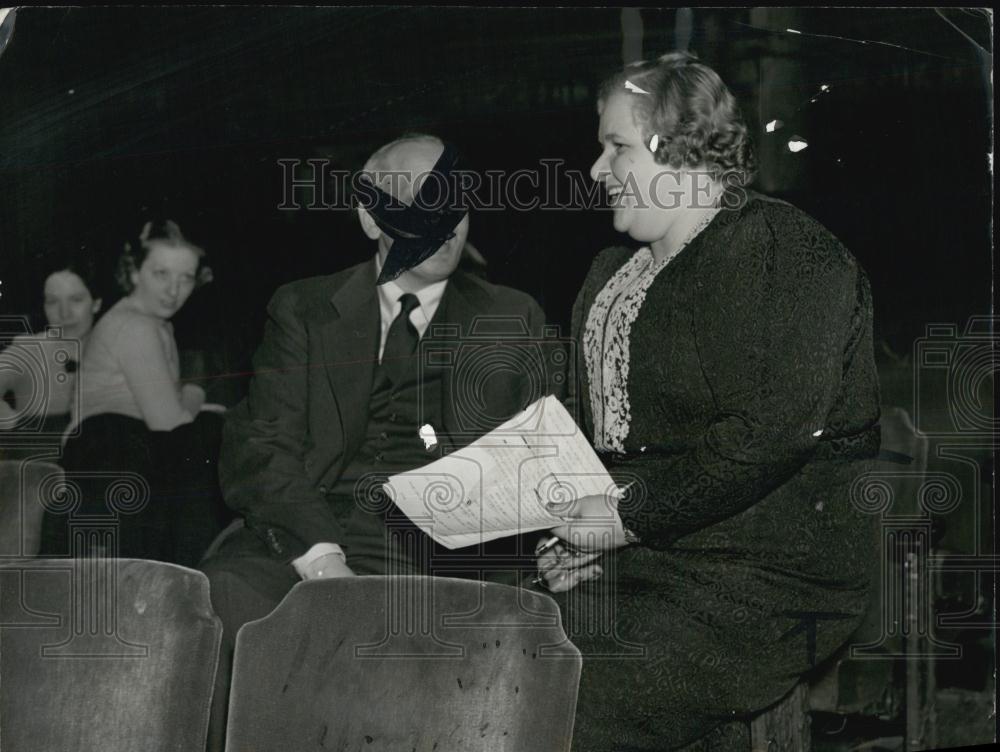 1942 Press Photo Gabriel Heatter &amp; Kate Smith for &quot;We The People&quot; - RSL04891 - Historic Images