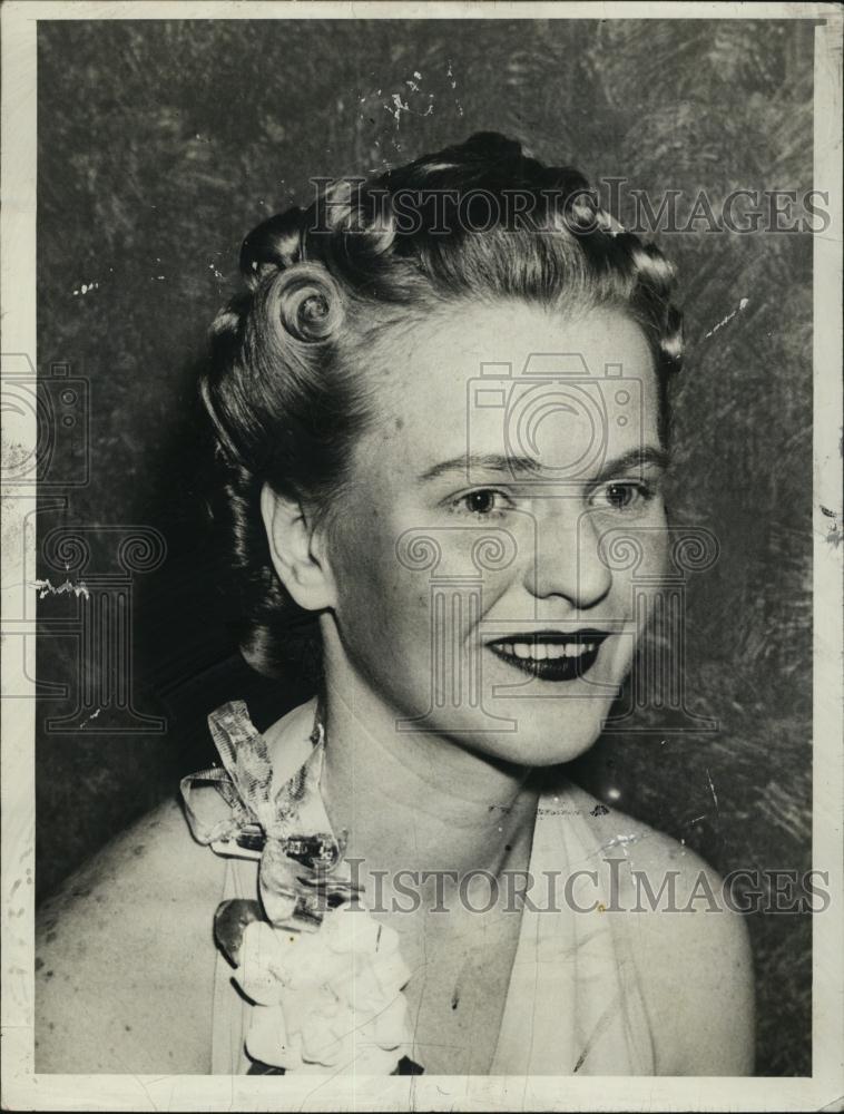 1940 Press Photo Dorchester Socialite Helen Zuka Beauty Parade Winner - Historic Images