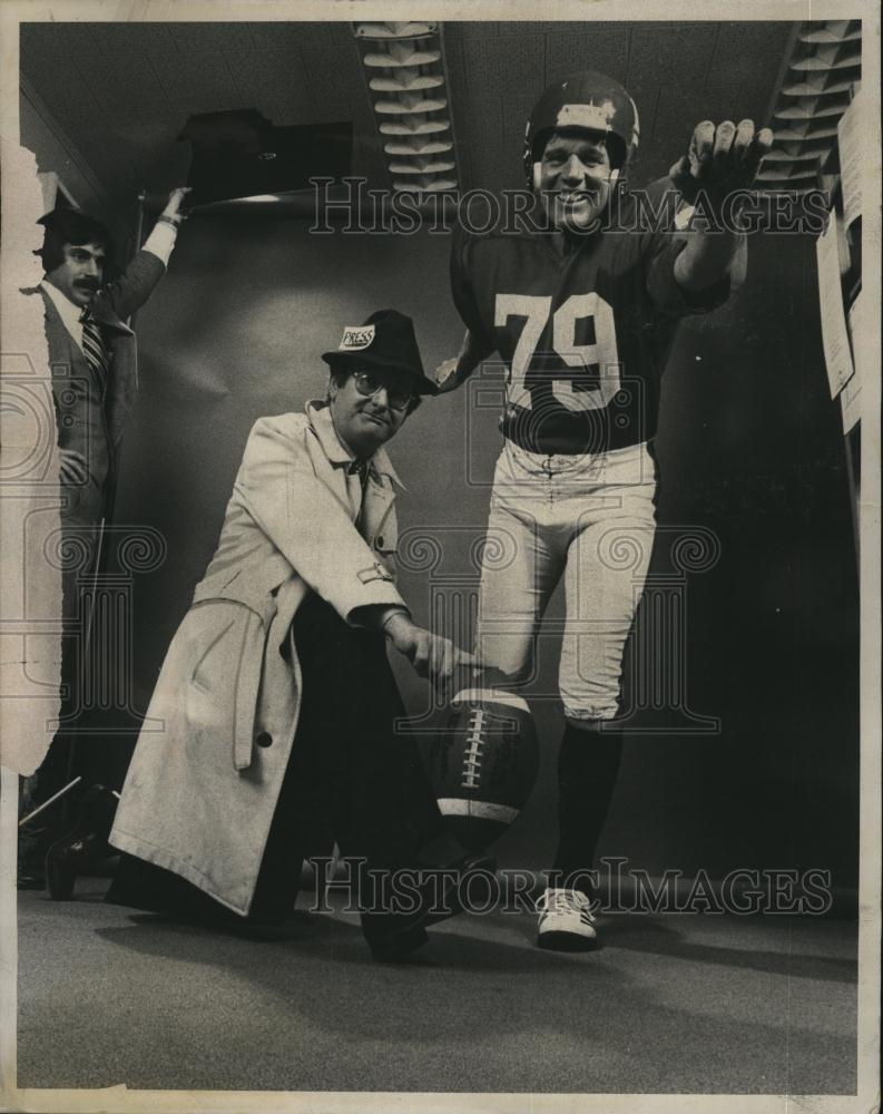 1979 Press Photo Gov Frank Sargent poses as a football player for the press - Historic Images