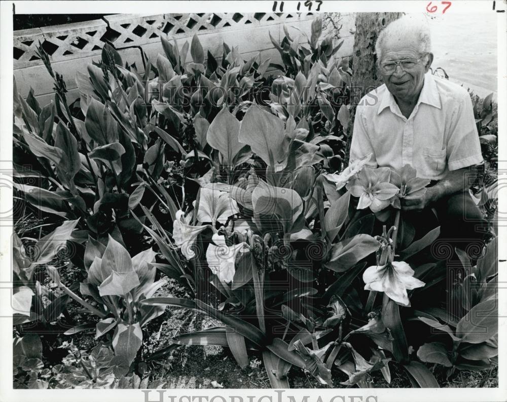 1984 Press Photo Gardener Tom Modi - RSL70003 - Historic Images