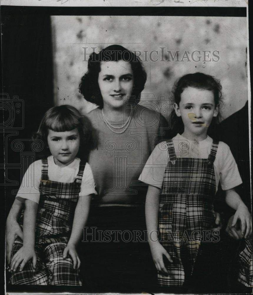 1954 Press Photo Murderer Lorraine Clark With Daughters Sally Marlene Portrait - Historic Images