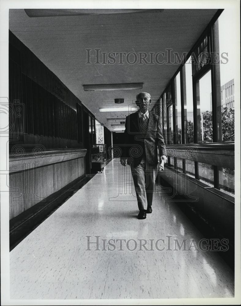 Press Photo Blind Artist Sam Smeed Walking - RSL41121 - Historic Images