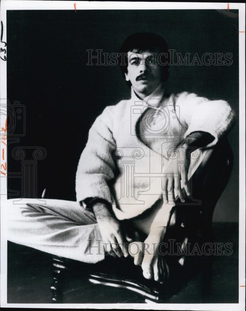 1977 Press Photo Singer Carlos Santana - RSL60389 - Historic Images