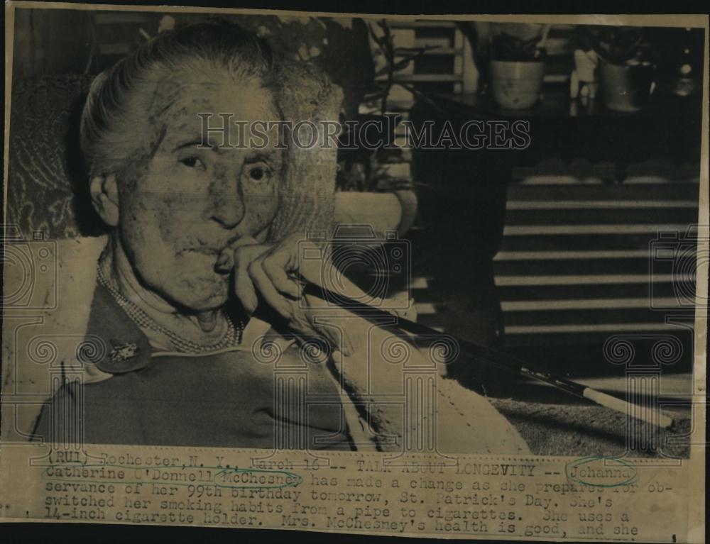 1961 Press Photo Johanna Catherine O&#39;Donnell McChesnely on 99th birthday smoking - Historic Images