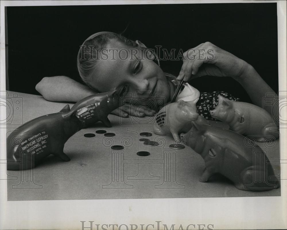 Press Photo Patricia Anne Tims, Piggy Banks, American Leprosy Missions Money - Historic Images