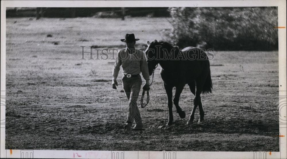 1971 Press Photo Farrier, John Chapman &amp; a horse to shoe - RSL99511 - Historic Images