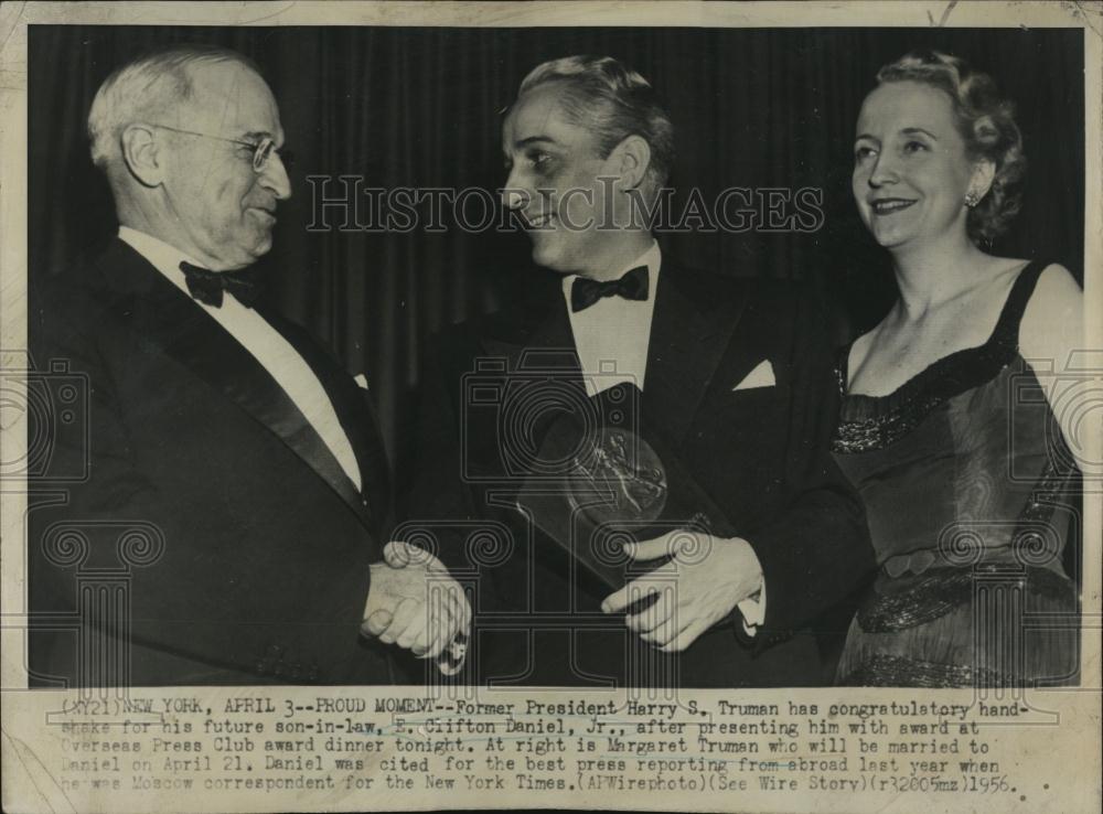 1956 Press Photo Former President Harry Truman, future son-in-law E Daniel, Jr - Historic Images